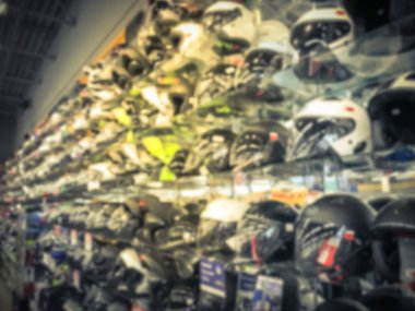 ABD 'de perakende mağazasında motosiklet kask bulanık arka plan çeşitliliği