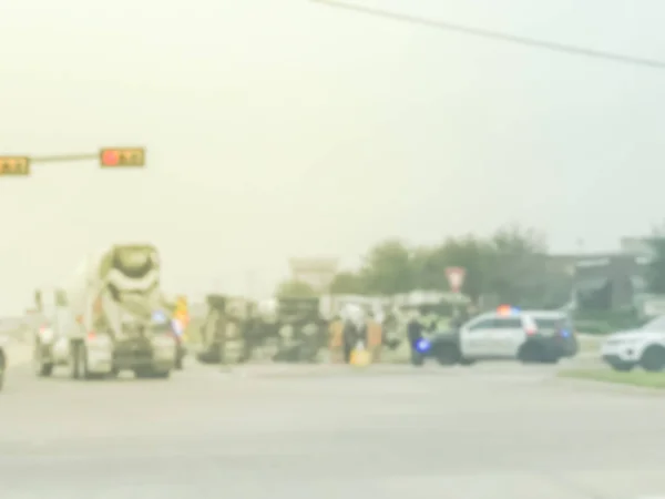 Sfocato incidente d'auto di sfondo con camion rollover vicino stop luci — Foto Stock