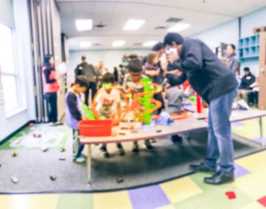 Bulanık arka plan çocuklar ve ebeveynler birlikte kapalı oyun oynuyor