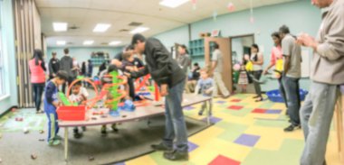 Panoramik görünüm bulanık arka plan çocuklar ve ebeveynler birlikte kapalı oyun oynarken