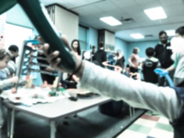 Filtrelenmiş görüntü bulanık arka plan çocuklar ve ebeveynler birlikte kapalı oyun oynarken