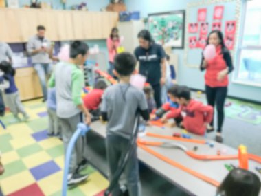 Bulanık arka plan çocuklar ve ebeveynler birlikte kapalı oyun oynuyor