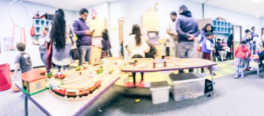 Panoramik görünüm bulanık arka plan çocuklar ve ebeveynler birlikte kapalı oyun oynarken