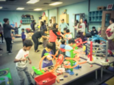 Bulanık arka plan çocuklar ve ebeveynler birlikte kapalı oyun oynuyor