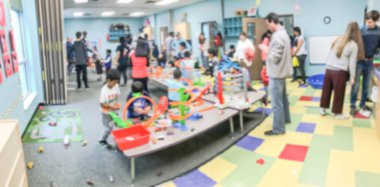 Panoramik görünüm bulanık arka plan çocuklar ve ebeveynler birlikte kapalı oyun oynarken