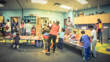 Panoramik görünüm bulanık arka plan çocuklar ve ebeveynler birlikte kapalı oyun oynarken