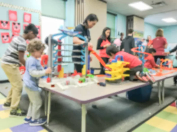 Verschwommener Hintergrund Kinder und Eltern spielen gemeinsam Indoor-Spiel — Stockfoto