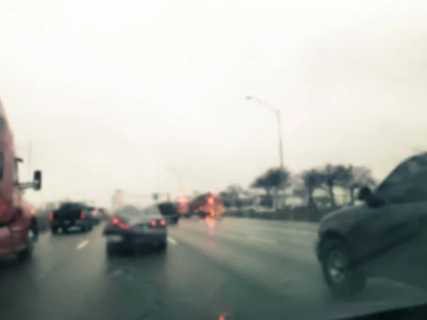 Filtrerad ton suddig bakgrunds olycka på våt väg under regn — Stockfoto