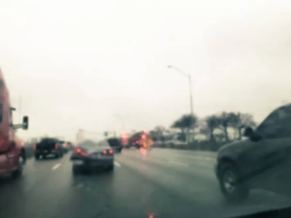 雨の間に濡れた道路でフィルタリングされたトーンぼやけた背景事故 — ストック写真