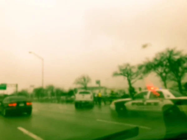 Acidente de fundo desfocado tom filtrado na estrada molhada durante o dia chuvoso no Texas, América — Fotografia de Stock