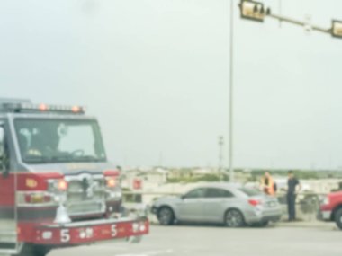 İtfaiye kamyonu ile yol kavşağında bulanık arka plan kazası