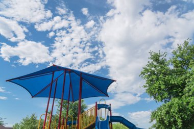 Dallas, Teksas yakınlarındaki renkli yapı ekipmanları ile Mahalle oyun alanı