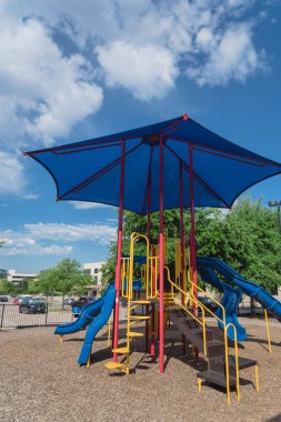 Dallas, Teksas yakınlarındaki renkli yapı ekipmanları ile Mahalle oyun alanı