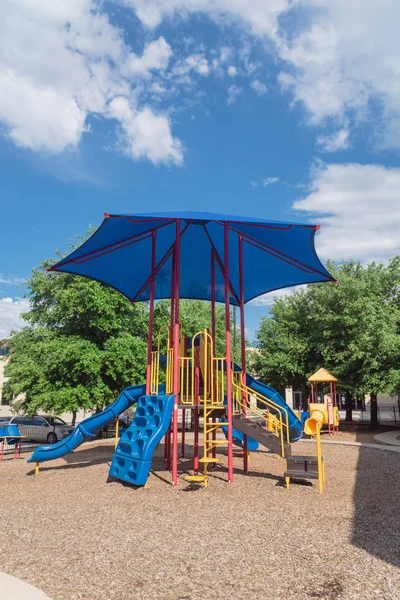 テキサス州ダラス近郊のカラフルな構造設備を備えた近隣の遊び場 — ストック写真