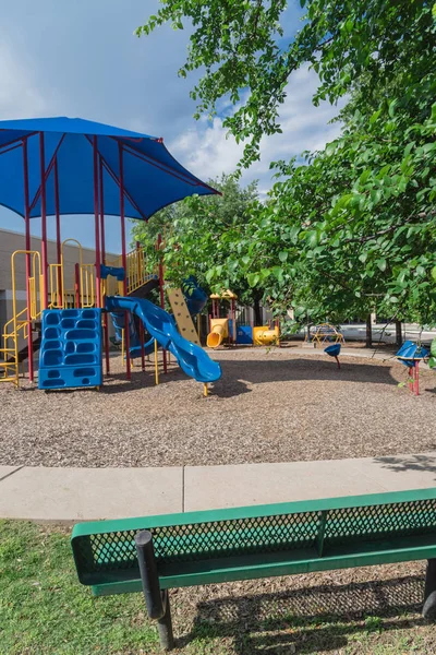 得克萨斯州达拉斯附近的长椅和游乐场，配有五颜六色的结构设备 — 图库照片