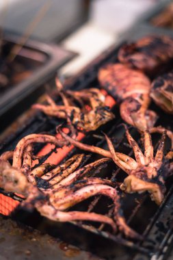 Amerika'da Asya yerel pazar Barbekü standında yanan filtregörüntü taze kalamar dokunaç