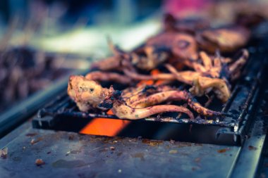 Amerika'da Asya yerel pazar Barbekü standında yanan filtregörüntü taze kalamar dokunaç