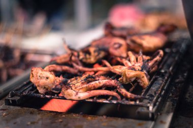 Amerika'da Asya yerel pazar Barbekü standında yanan filtregörüntü taze kalamar dokunaç