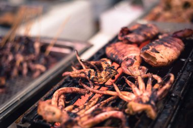 Amerika'da Asya yerel pazar Barbekü standında yanan filtregörüntü taze kalamar dokunaç