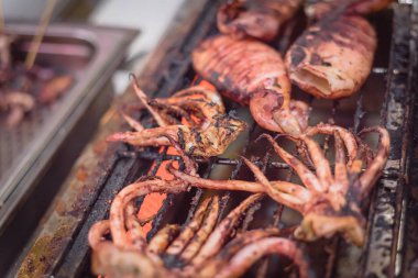 Amerika'da Asya yerel pazar Barbekü standında yanan taze kalamar dokunaç