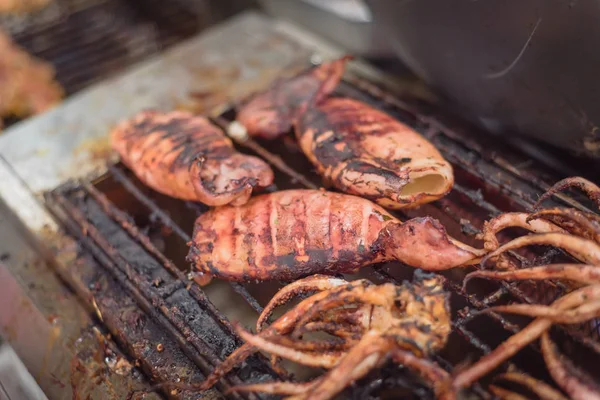 Щупальце кальмара гриль на азиатском местном рынке барбекю стенд в Америке — стоковое фото