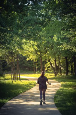 Abd'de parkta yürüyen sağlıklı Kafkas bayan Vintage sesi geri görünümü
