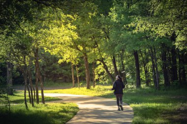 Abd'de parkta yürüyen sağlıklı Kafkas bayan Vintage sesi geri görünümü