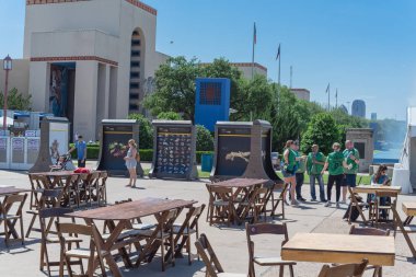 Dallas Earthx dünyanın en büyük çevre deneyimi Expo'da küçük ahşap evlerin görüntülenmesi