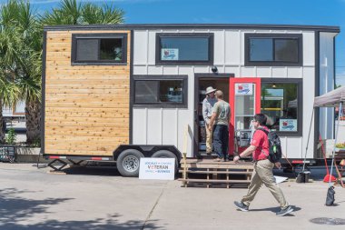 Dallas Earthx dünyanın en büyük çevre deneyimi Expo'da küçük ahşap evlerin görüntülenmesi