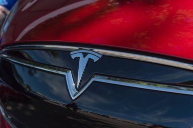 Tesla logolu kırmızı karo başlık kapağı yakın çekim