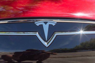 Tesla logolu kırmızı karo başlık kapağı yakın çekim