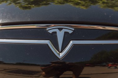 Tesla logolu siyah araba kaput kapağı yakın çekim
