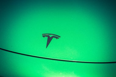 Tesla logolu yeşil karokap kapağı yakın çekim