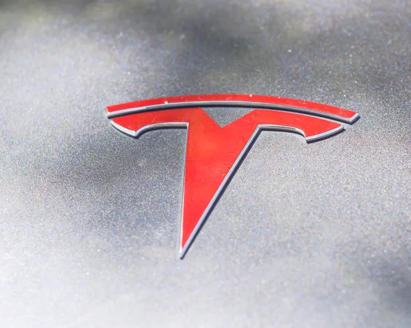 Cubierta de la capucha del coche de plata con Tesla logo de cerca — Foto de Stock