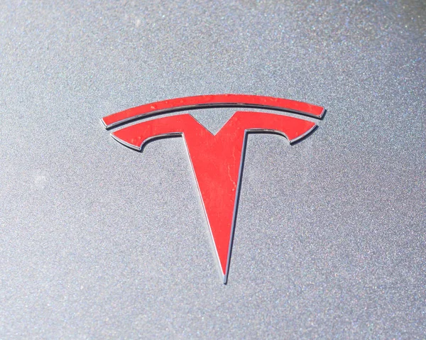 Cubierta de la capucha del coche de plata con Tesla logo de cerca — Foto de Stock