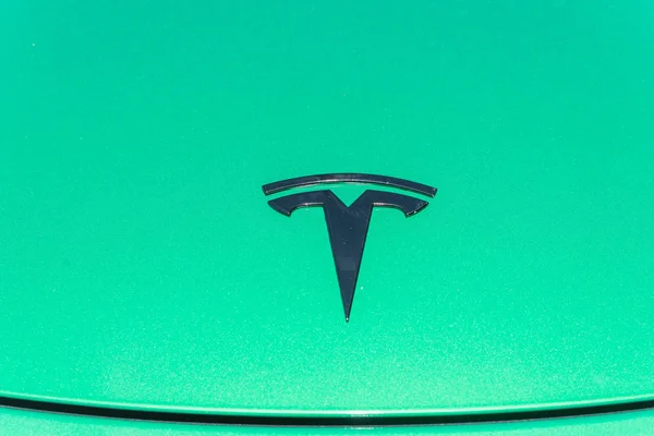 Tapa de capucha verde con logo Tesla close-up — Foto de Stock