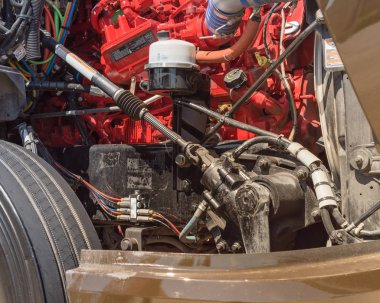 Tam elektrikli sınıf 6 teslimat kamyonunun motorunun detay görünümü