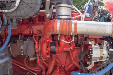 Tam elektrikli sınıf 6 teslimat kamyonunun motorunun detay görünümü