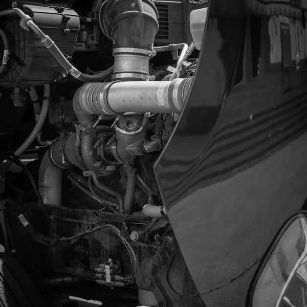 Πλήρως-ηλεκτρική κλάση 6 παράδοση φορτηγό ανοιχτή κουκούλα με κινητήρα μέσα — Φωτογραφία Αρχείου