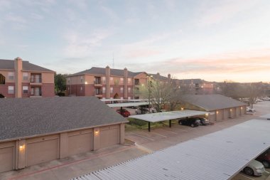 Gün doğumunda müstakil garaj ve kapalı otoparklar ile tipik apartman kompleksi