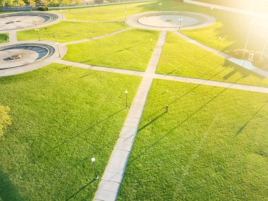 Milton Lee Olive Park'ta birden fazla çeşme dairesel oturma alanları havadan görünümü