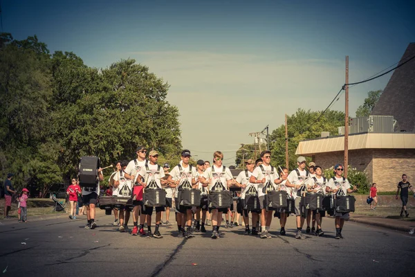 Equipo de bateristas de secundaria en la calle en la celebración del Día de la Independencia — Foto de Stock