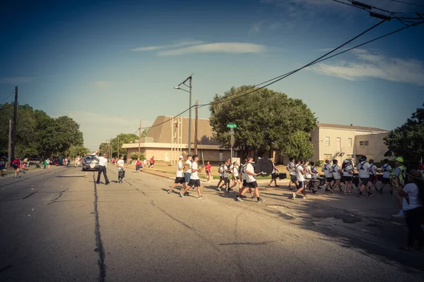 Equipo de bateristas de secundaria en la calle en la celebración del Día de la Independencia — Foto de Stock