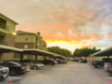 Gün batımında müstakil garaj ve kapalı otoparklar ile bulanık arka plan tipik apartman kompleksi