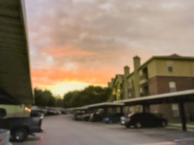 Gün batımında müstakil garaj ve kapalı otoparklar ile bulanık arka plan tipik apartman kompleksi