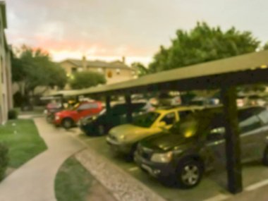 Gün batımında müstakil garaj ve kapalı otoparklar ile bulanık arka plan tipik apartman kompleksi