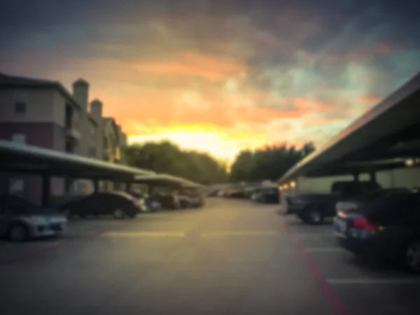 Imagem filtrada desfocado fundo apartamento complexo destacado garagem coberta estacionamentos ao pôr do sol — Fotografia de Stock