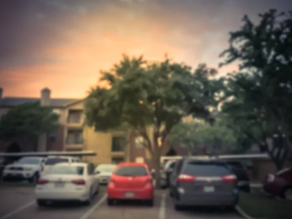 Imagem filtrada desfocado fundo apartamento complexo destacado garagem coberta estacionamentos ao pôr do sol — Fotografia de Stock