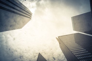 Bulut mavi gökyüzü ile Dallas siluetleri düşük perspektif açısı görünümü