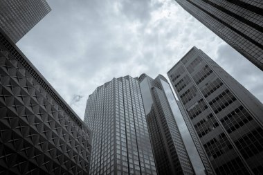 Bulut mavi gökyüzü ile Dallas siluetleri filtrelenmiş sesi düşük perspektif açısı görünümü